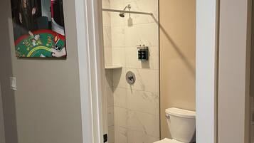 毛巾、肥皂、洗髮精、衛生紙