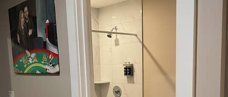 Handtücher, Seife, Shampoo, Toilettenpapier