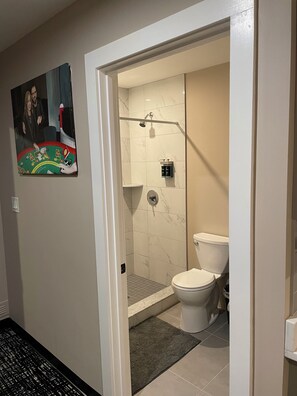 Toallas, jabón, shampoo, papel higiénico