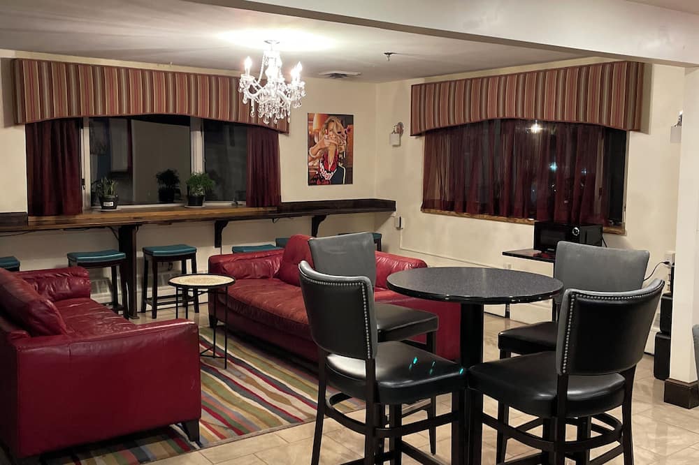 Broadway & Main Hotel