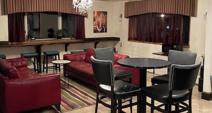 Broadway & Main Hotel