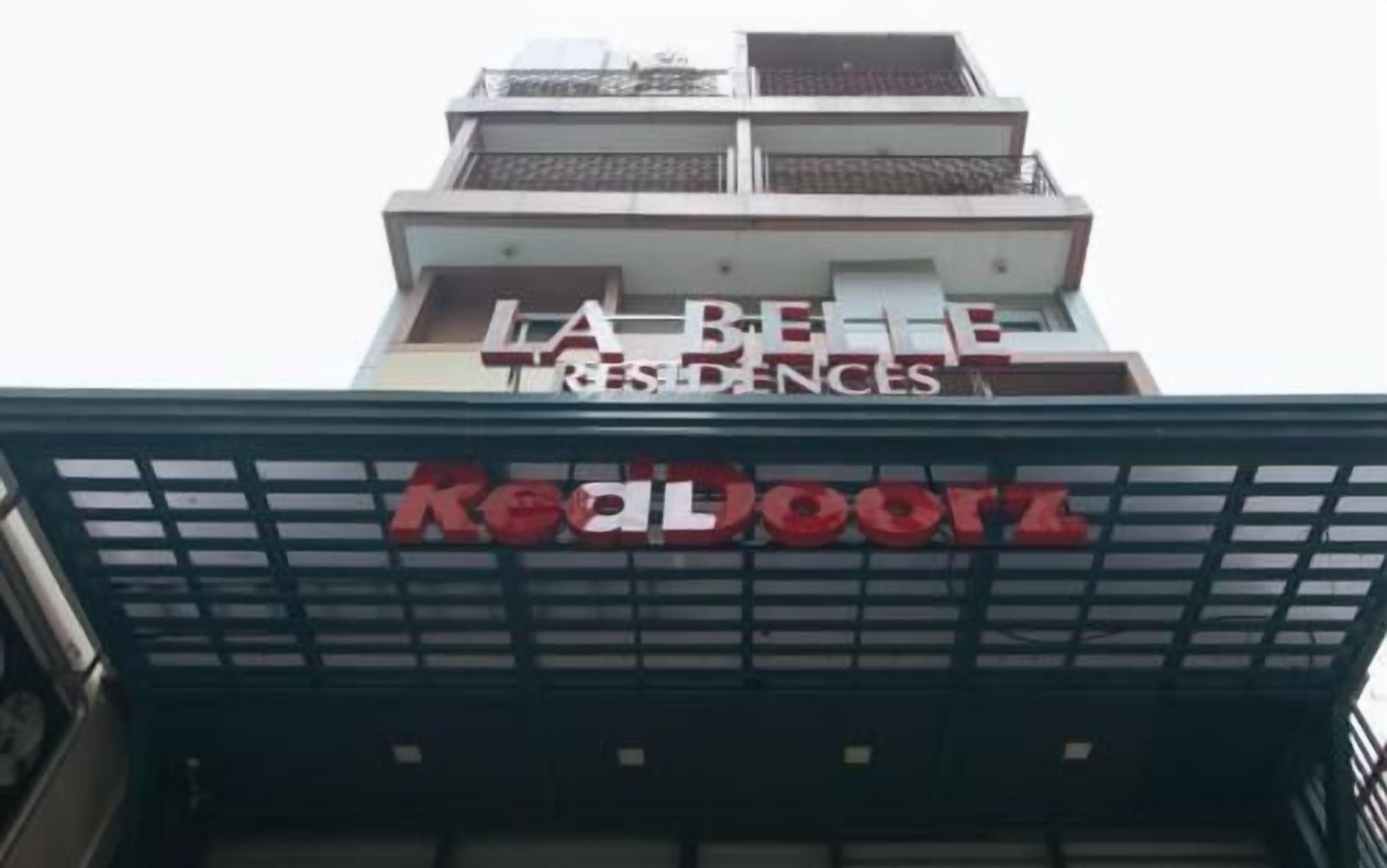 Ein Hotelschild mit der Aufschrift 'LA BEA Residence' und dem Branding 'RealDoorz'.