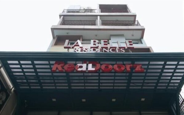 A hotel sign with 'LA BEA Residence' and 'RealDoorz' branding.