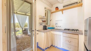 Frigorifero, microonde, piano cottura, macchina per tè/caffè