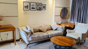 Suite, para no fumadores, baño privado | Área de sala de estar | Smart TV de 43 pulgadas con canales por cable 
