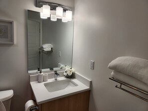 مناشف، صابون، شامبو، ورق حمّام