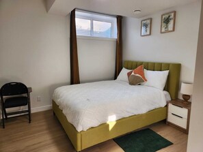 2 عدّة غرف نوم وخزنة داخل الغرفة ومكتب ومكواة/لوح كي