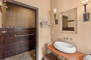 Luxury Cabin, Mountain View | Bathroom | Towels, soap, shampoo, toilet paper - EML 9 Juniper (Paonia)