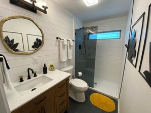 Shower, hair dryer, towels, soap - Relaxing Waterfront Retreat, renovated modern-rustic, near Asheville -Generac (Mills River)