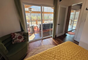 3 bedrooms, free WiFi, bed sheets - Relaxing Waterfront Retreat, renovated modern-rustic, near Asheville -Generac (Mills River)