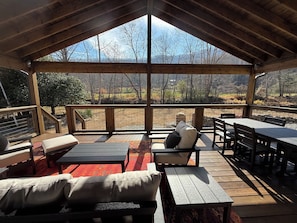 Outdoor dining - Relaxing Waterfront Retreat, renovated modern-rustic, near Asheville -Generac (Mills River)