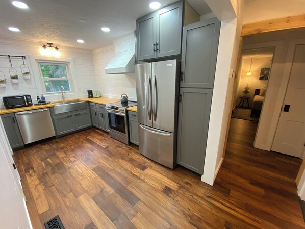 Refrigerador, microondas, horno y parrilla de estufa