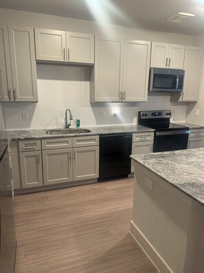 Geladeira, micro-ondas, fogão, cooktop
