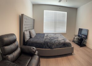 2 bedrooms, desk, WiFi, bed sheets