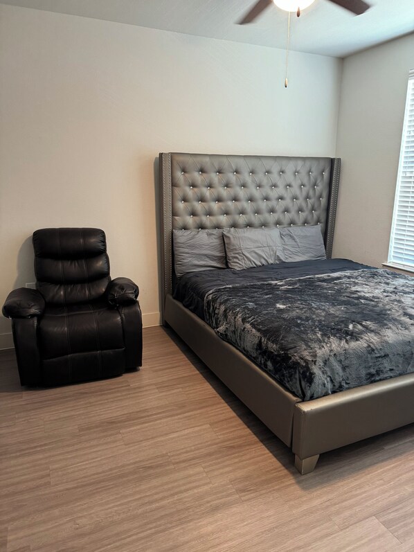 2 bedrooms, desk, WiFi, bed sheets