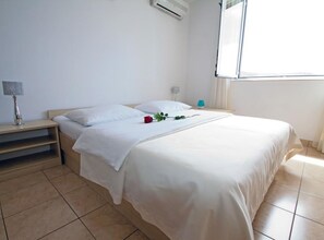 6 bedrooms, cots/infant beds, free WiFi - Beachfront Apartments Tamarix (Posedarje)
