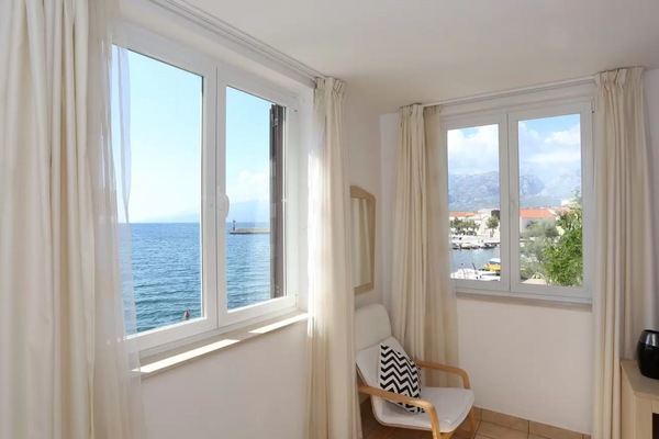 Apartment (Beachfront Apartments Tamarix - Super) | Living room | 32-inch flat-screen TV with satellite channels