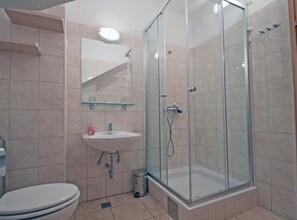 Apartment (Beachfront Apartments Tamarix - Super) | Bathroom