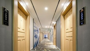 A hotel hallway with wooden doors, numbered signs, and a patterned carpet. - Yunfu Jinyu Hotel (Yunfu Bus Station Yihua International Plaza) (Yunfu)