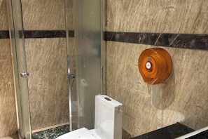 Bathroom - Yunfu Jinyu Hotel (Yunfu Bus Station Yihua International Plaza) (Yunfu)
