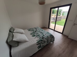 4 bedrooms, iron/ironing board, free WiFi, bed sheets