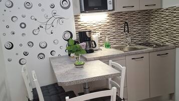 Apartment (Apartments Luka & Leona - Two Bedroom) | Esszimmer