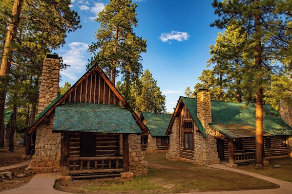 Classic Cabin | Hypo-allergenic bedding, desk, laptop workspace, travel cot - The Lodge at Bryce Canyon (Bryce Canyon)