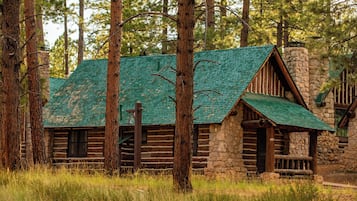 Classic Cabin | Hypo-allergenic bedding, desk, laptop workspace, travel cot