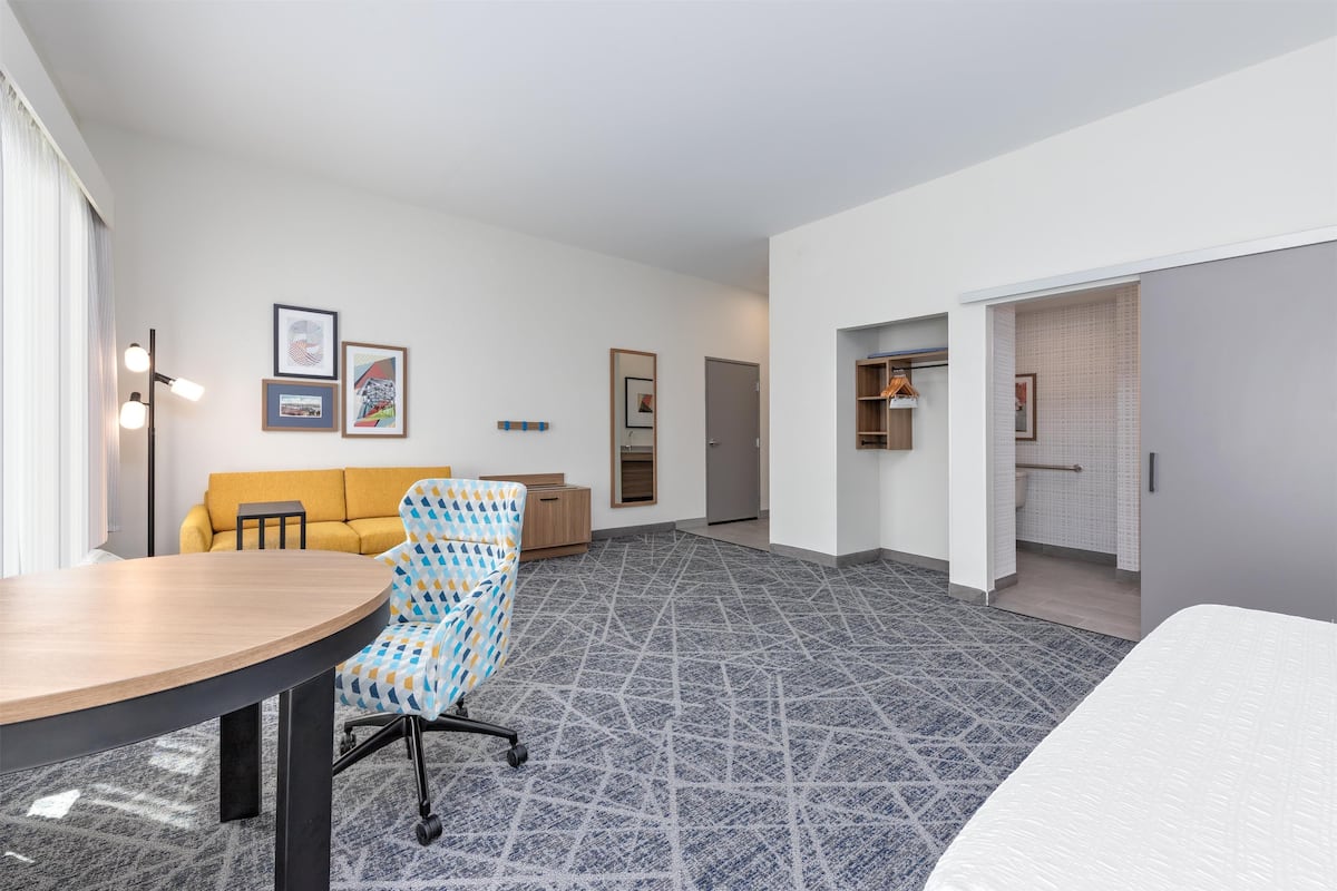 Room, 1 King Bed, Accessible (Mobility & Hearing, Roll-in Shower) | Iron/ironing board