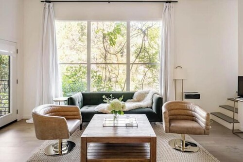 Treehouse studio, secluded & chic hiker’s paradise

