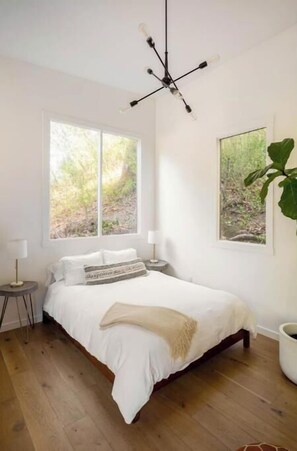 1 habitación, escritorio, tabla de planchar con plancha y cuna de viaje 