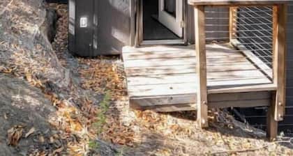 Treehouse studio, secluded & chic hiker’s paradise