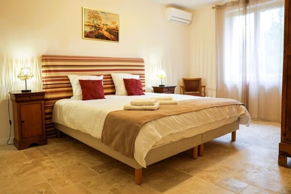 5 quartos, ferros/tábuas de passar roupa, berço de viagem