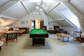 TV, lareira, livros, escritórios