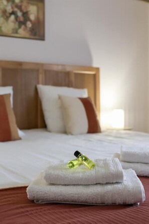 3 quartos, ferros/tábuas de passar roupa, berço de viagem