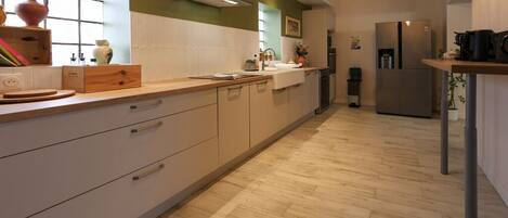 Geladeira, micro-ondas, fogão, cooktop