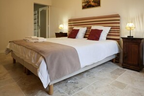 5 quartos, ferros/tábuas de passar roupa, berço de viagem