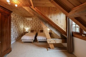 3 habitaciones, tabla de planchar con plancha y cuna de viaje 