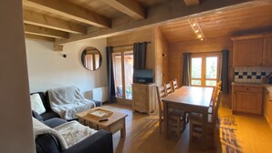 A wooden interior with a sofa, a dining table, and a TV. - Duplex apartment valley view 4 Bdrm, 3 bed covered parking center of La Rosière (La Rosière)