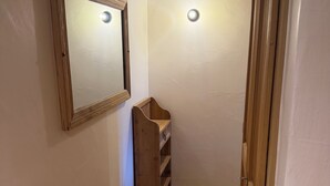 A narrow hallway with a wooden bench, a mirror on the wall, and a door at the end. - Duplex apartment valley view 4 Bdrm, 3 bed covered parking center of La Rosière (La Rosière)