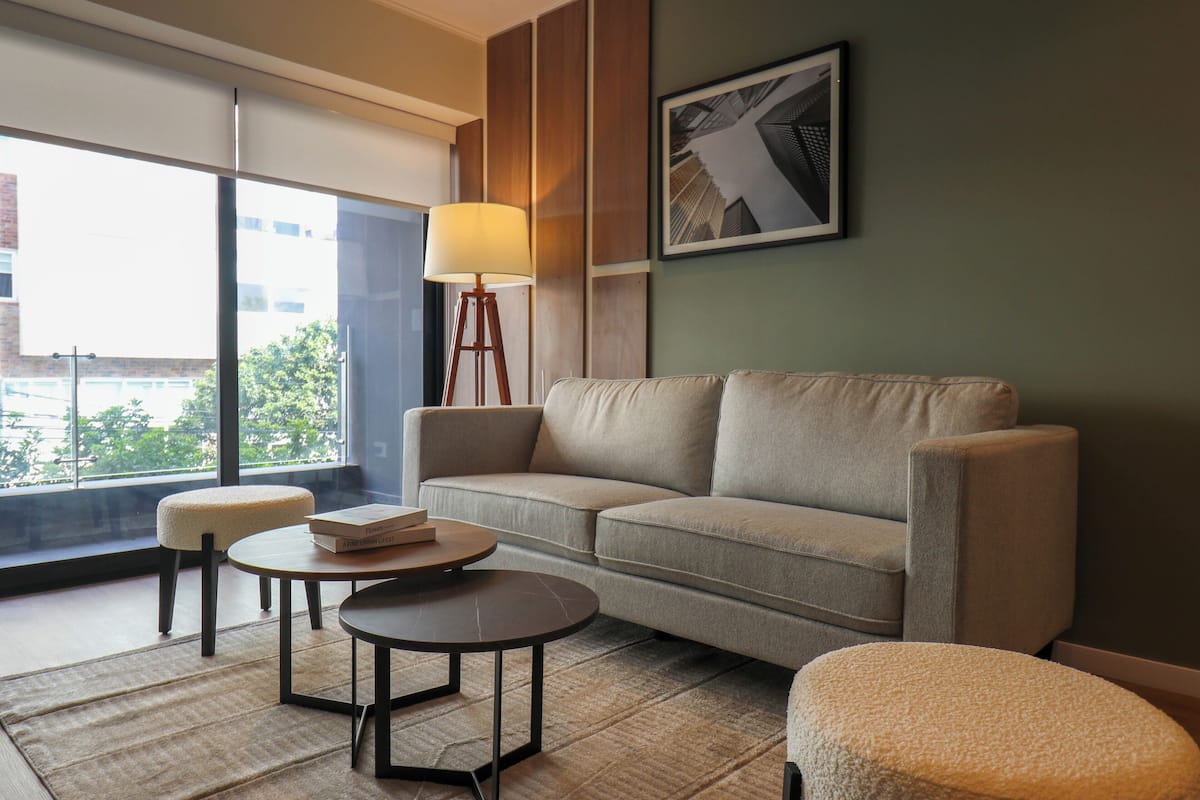 Apartment, 2 Bedrooms (304) | Living room | 40-inch Smart TV with cable channels
