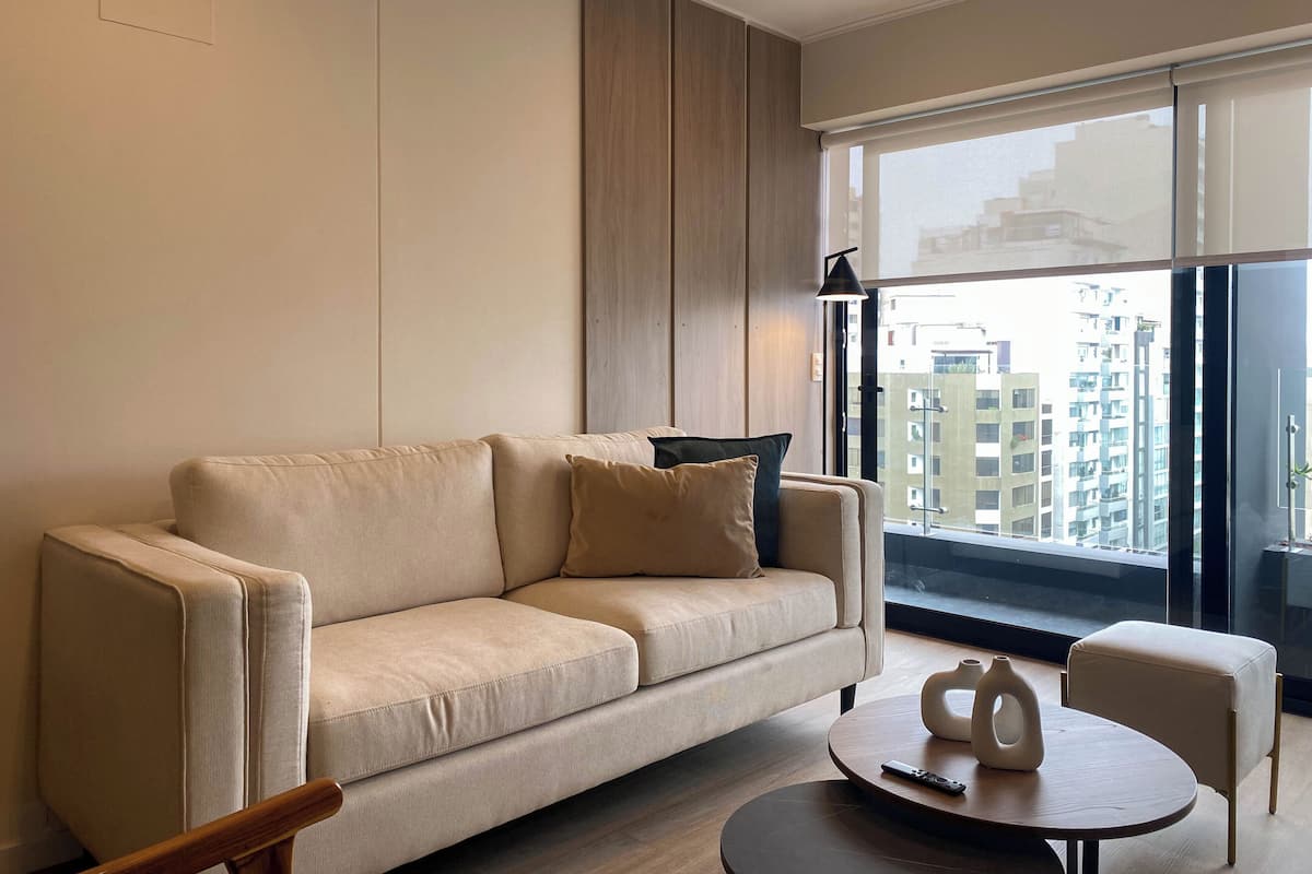 Apartment (902) | Ruang tamu | 40 inci sebuah televisyen pintar dengan kabel