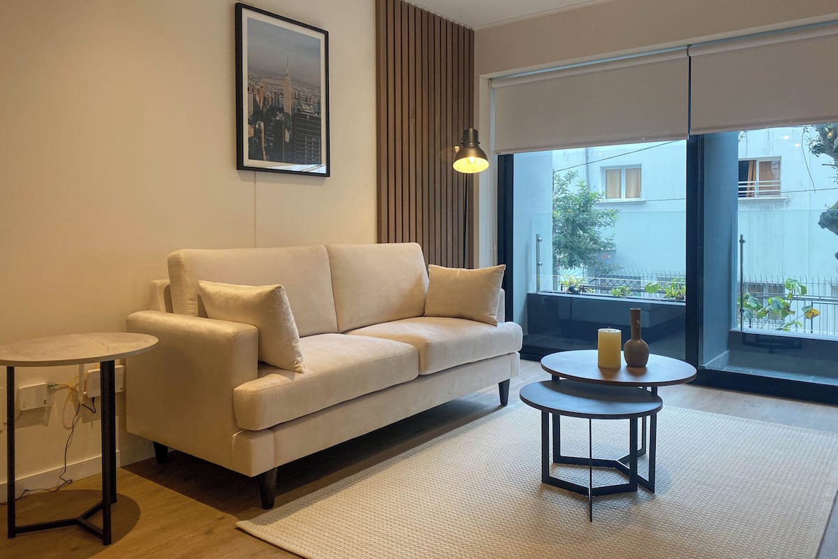 Apartment (202) | Ruang tamu | 40 inci sebuah televisyen pintar dengan kabel