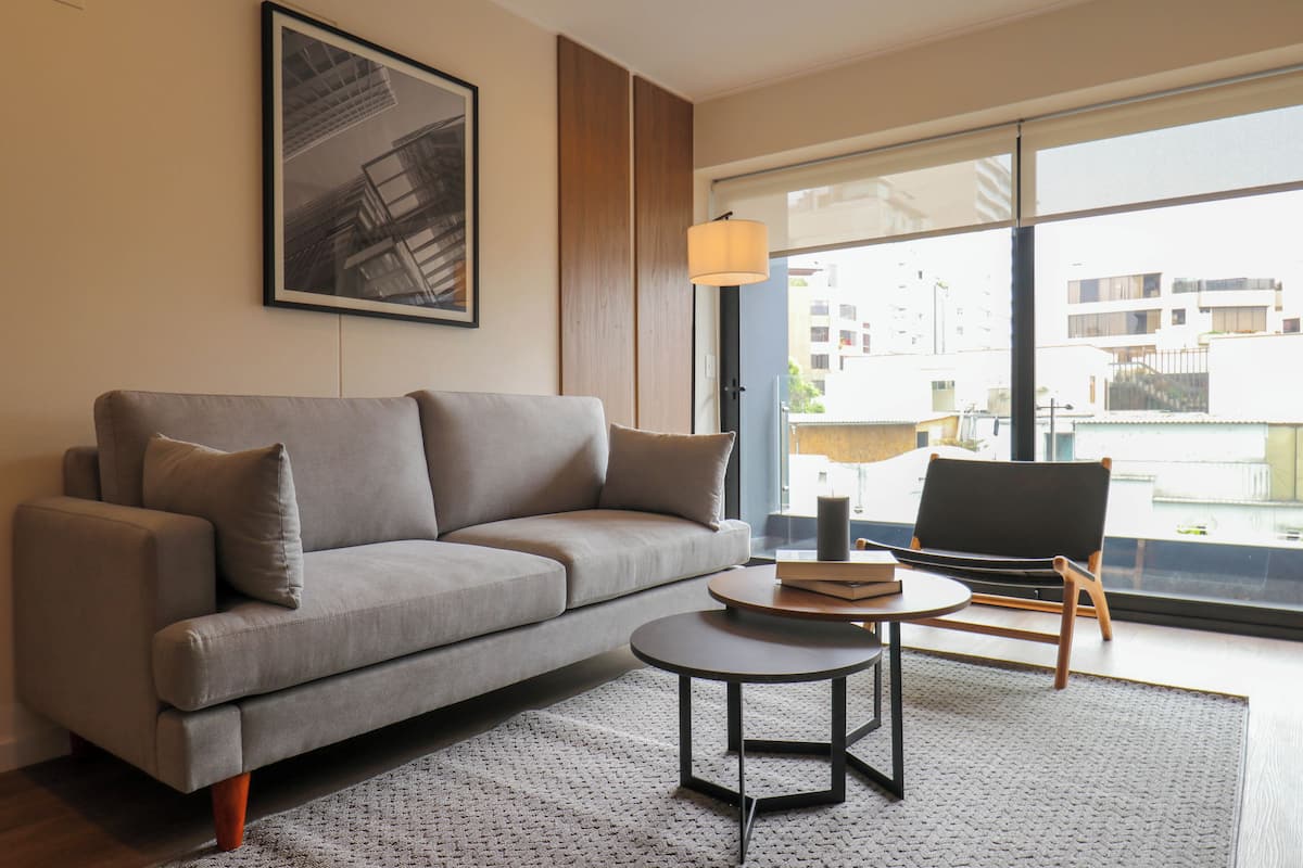 Apartment, 2 Bedrooms (402) | Ruang tamu | 40 inci sebuah televisyen pintar dengan kabel