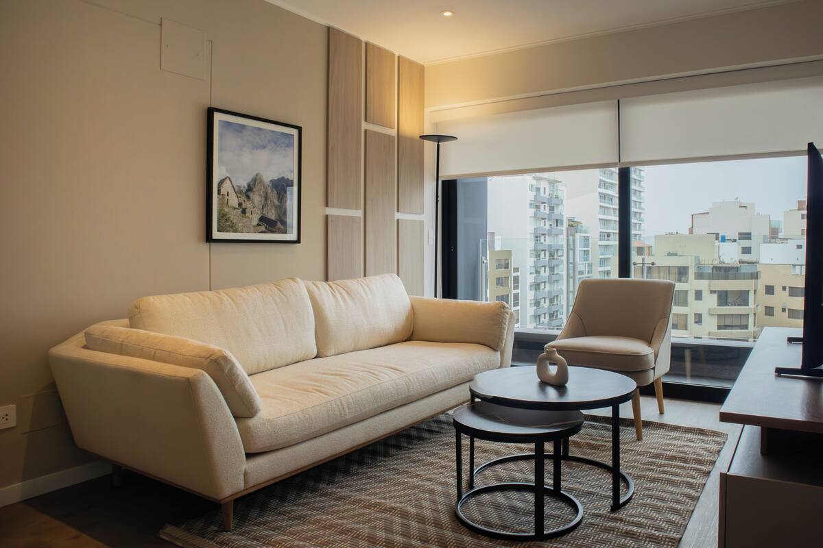 Apartment, 2 Bedrooms (901) | Living room | 40-inch Smart TV with cable channels