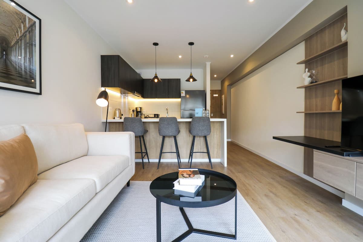 Apartment, 2 Bedrooms (605) | Ruang tamu | 40 inci sebuah televisyen pintar dengan kabel