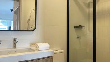 Apartamento, 2 quartos (804) | Banheiro | Chuveiro, secador de cabelo, sabonete, shampoo