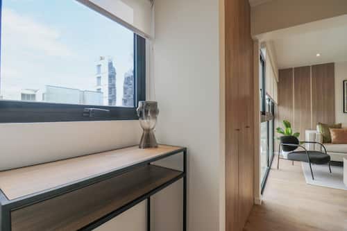 Apartament, 2 dormitoris (605) | Sala d'estar | Televisor intel·ligent de 40 polzades amb canals per cable