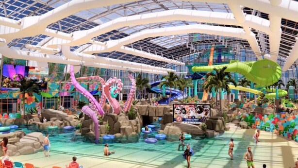 Ein Wasserpark mit Rutschen, Pools und bunten Stühlen.