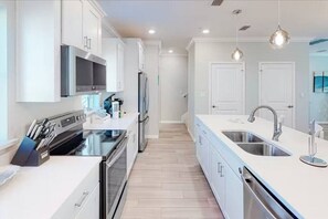 Refrigerador, microondas, horno, placa de cocina